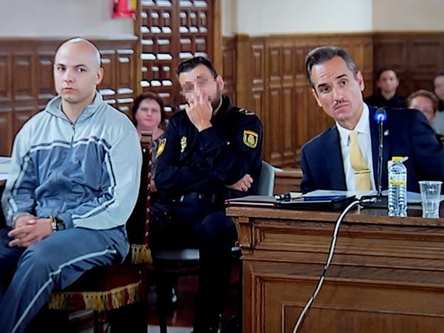 Sergio Morate (izda.), durante una de las jornadas del juicio en la que confirmaron que había restos de ADN del acusado en una botella. :: efe