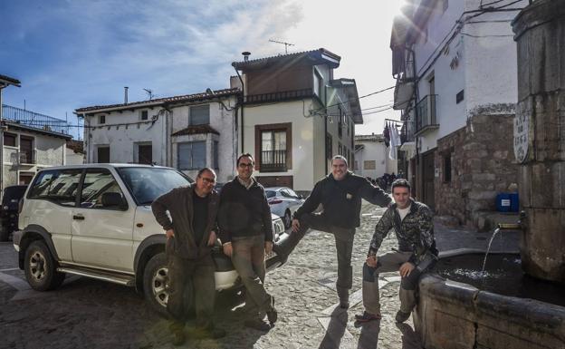 Un grupo de aficionados a su regreso a Nieva tras la jornada de caza. 