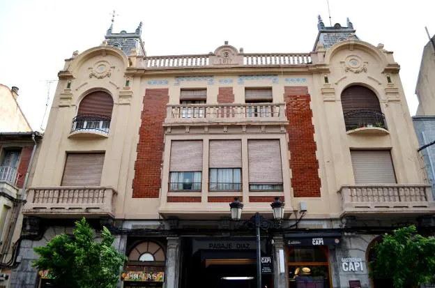 Aspecto actual de la fachada de la 'casa de Pelayo Díaz', en el número 8 de la calle Mártires, construida en 1917. :: i.á. 