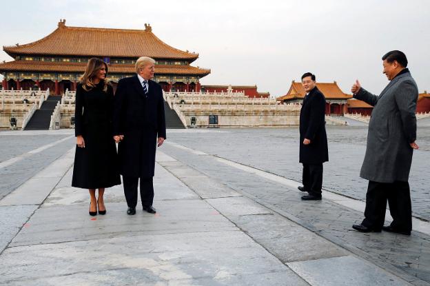 El presidente chino Xi Jinping bromea con Donald Trump y la primera dama Melania en su visita a la Ciudad Prohibida de Pekín. :: Jonathan Ernst / Reuters