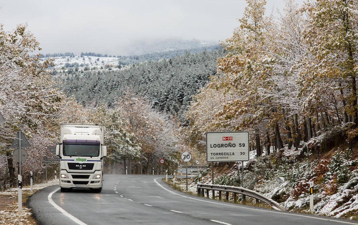 La nieve empieza a dominar el terreno y a rodear el valle riojano. La Rioja empieza a lucir un manto blanco muy esperado dada la sequía reinante en el campo. «La nieve es la sangre de la tierra», dicen los veteranos que viven en las zonas rurales de montaña