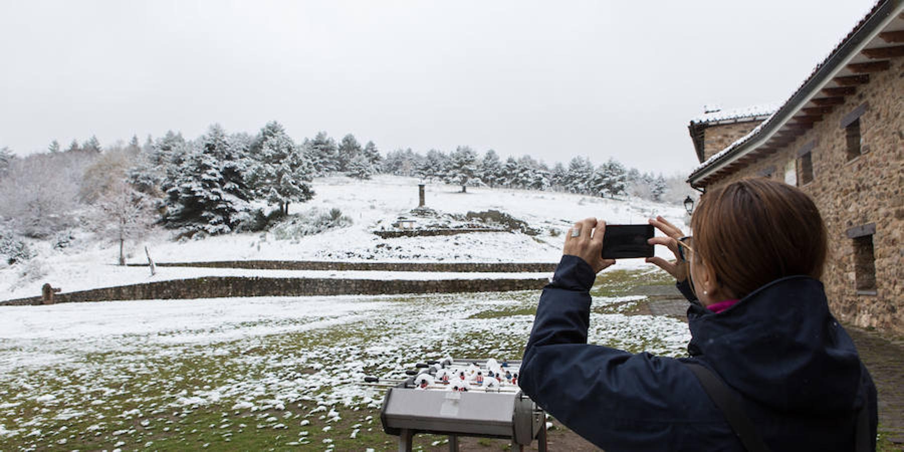 La nieve empieza a dominar el terreno y a rodear el valle riojano. La Rioja empieza a lucir un manto blanco muy esperado dada la sequía reinante en el campo. «La nieve es la sangre de la tierra», dicen los veteranos que viven en las zonas rurales de montaña