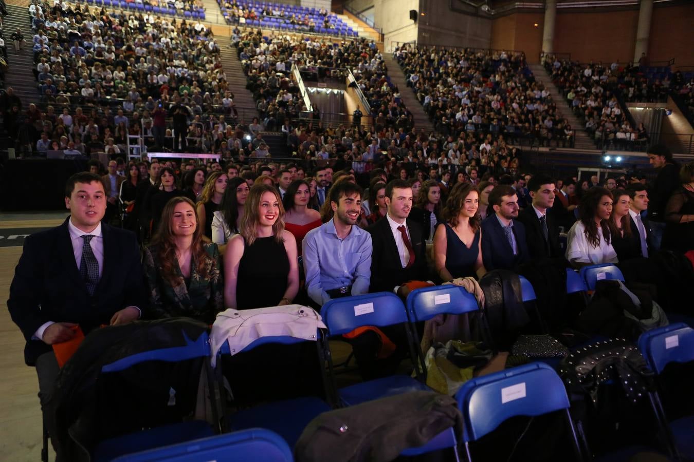 Este viernes se ha celebrado el acto de graduación conjunta de los titulados de la Universidad de La Rioja que concluyeron sus estudios en el curso académico 2016/2017, que se ha desarrollado en el Palacio de Deportes