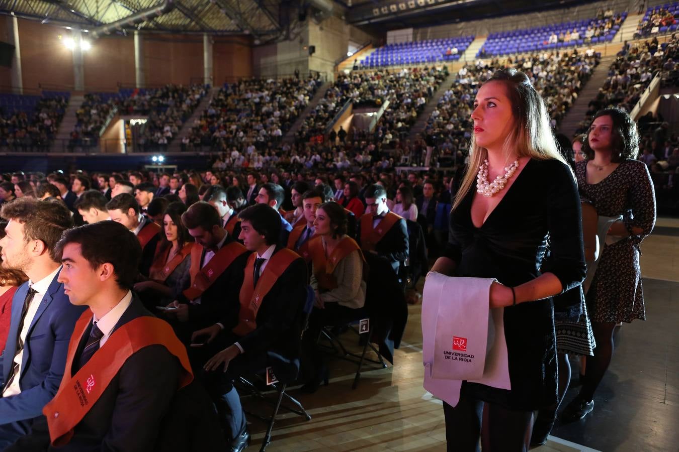 Este viernes se ha celebrado el acto de graduación conjunta de los titulados de la Universidad de La Rioja que concluyeron sus estudios en el curso académico 2016/2017, que se ha desarrollado en el Palacio de Deportes