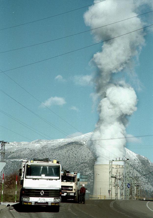 Varios camiones salen de la central térmica de Velilla (Palencia) tras descargar carbón. :: f. j. de las heras