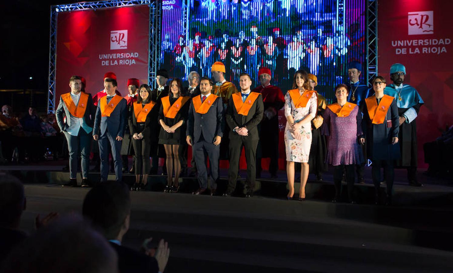 Medio millar de estudiantes de la Universidad de La Rioja celebró el viernes una multitudinaria graduación que coincidió con el 25 aniversario de la institución de enseñanza y que se celebró en el Palacio de los Deportes