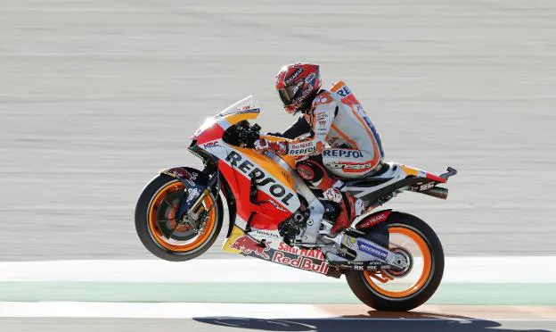 Marc Márquez, durante la sesión de clasificación, en la que logró su octava 'pole' del año. :: Manuel Bruque / efe