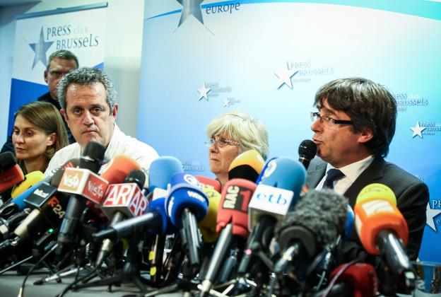 El destituido presidente
Carles Puigdemont con
miembros del
exgobierno catalán en
una rueda de prensa en
Bruselas el 31 de
octubre :: A. Belot/AFP
