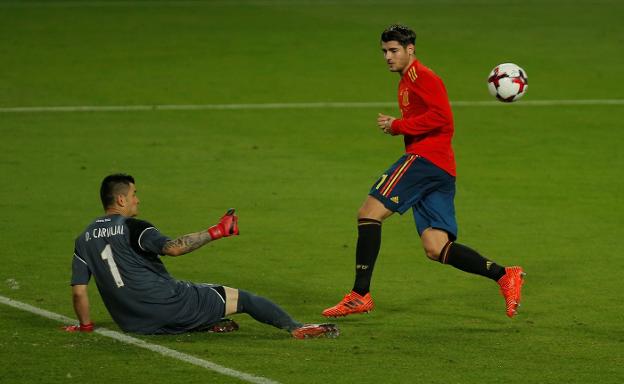 Morata bate a Carvajal, en el que ayer fue el segundo tanto de España ante Costa Rica. :: Jon Nazca / reuters