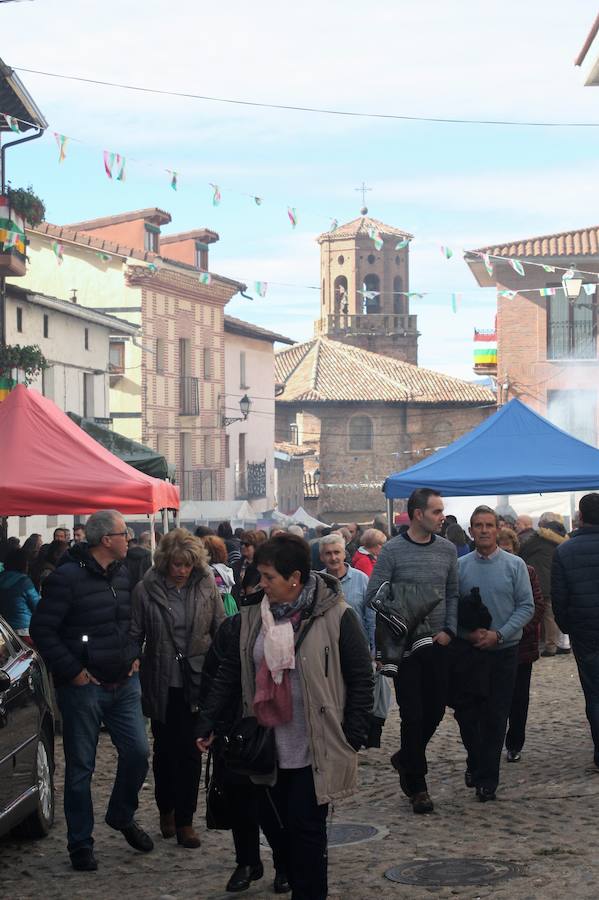 Pedroso revivió el domingo su afamada feria de la nuez, con exhibición del producto estrella que ha dado a la localida suna enorme reputación. El buen ambiente, las actividades y el numeroso público asistente dieron a la bonita localidad un colorido especial en un día muy señalado