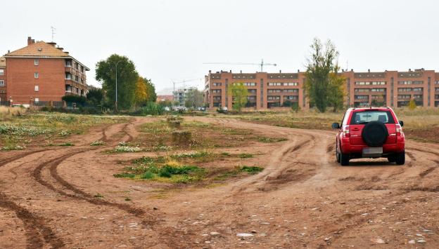 Un vehículo cruza por donde debería ir la prolongación de la avenida de la Sierra, en el sector Ramblasque, que permanece como un descampado. :: miguel herreros
