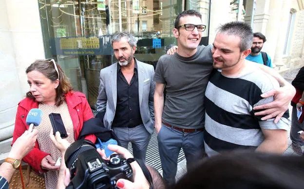 Jorge Merino y Pablo Alberdi junto a sus abogados, Endika Zulueta y Henar Moreno (de derecha a izquierda) , en la vista de mayo. :: j. marín