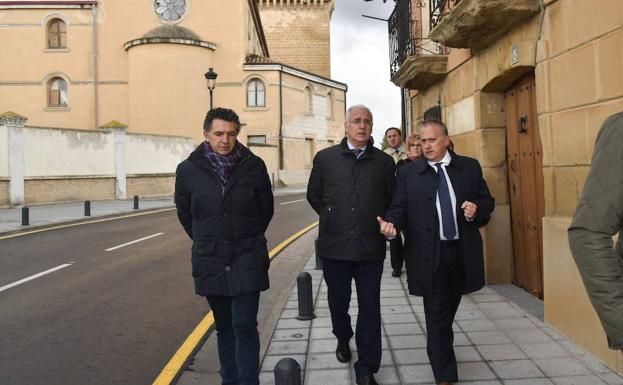 Paseo de Ceniceros por las nuevas aceras de la travesía de Anguciana. 