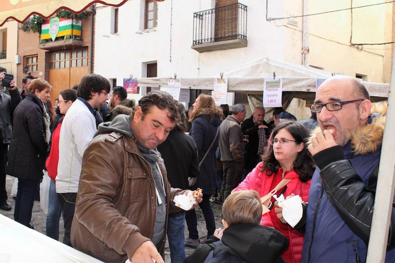 Pedroso revivió el domingo su afamada feria de la nuez, con exhibición del producto estrella que ha dado a la localida suna enorme reputación. El buen ambiente, las actividades y el numeroso público asistente dieron a la bonita localidad un colorido especial en un día muy señalado