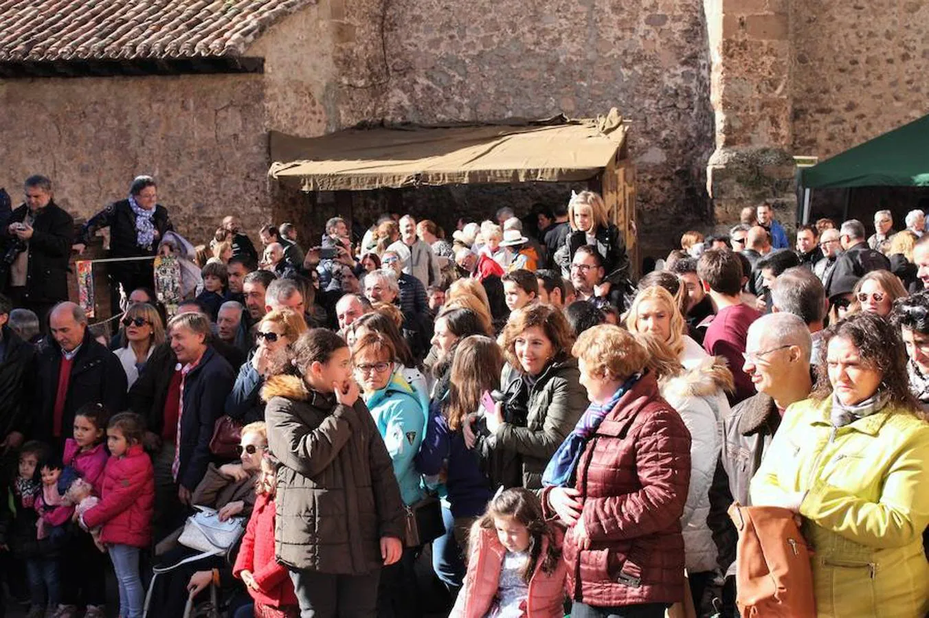 Pedroso revivió el domingo su afamada feria de la nuez, con exhibición del producto estrella que ha dado a la localida suna enorme reputación. El buen ambiente, las actividades y el numeroso público asistente dieron a la bonita localidad un colorido especial en un día muy señalado