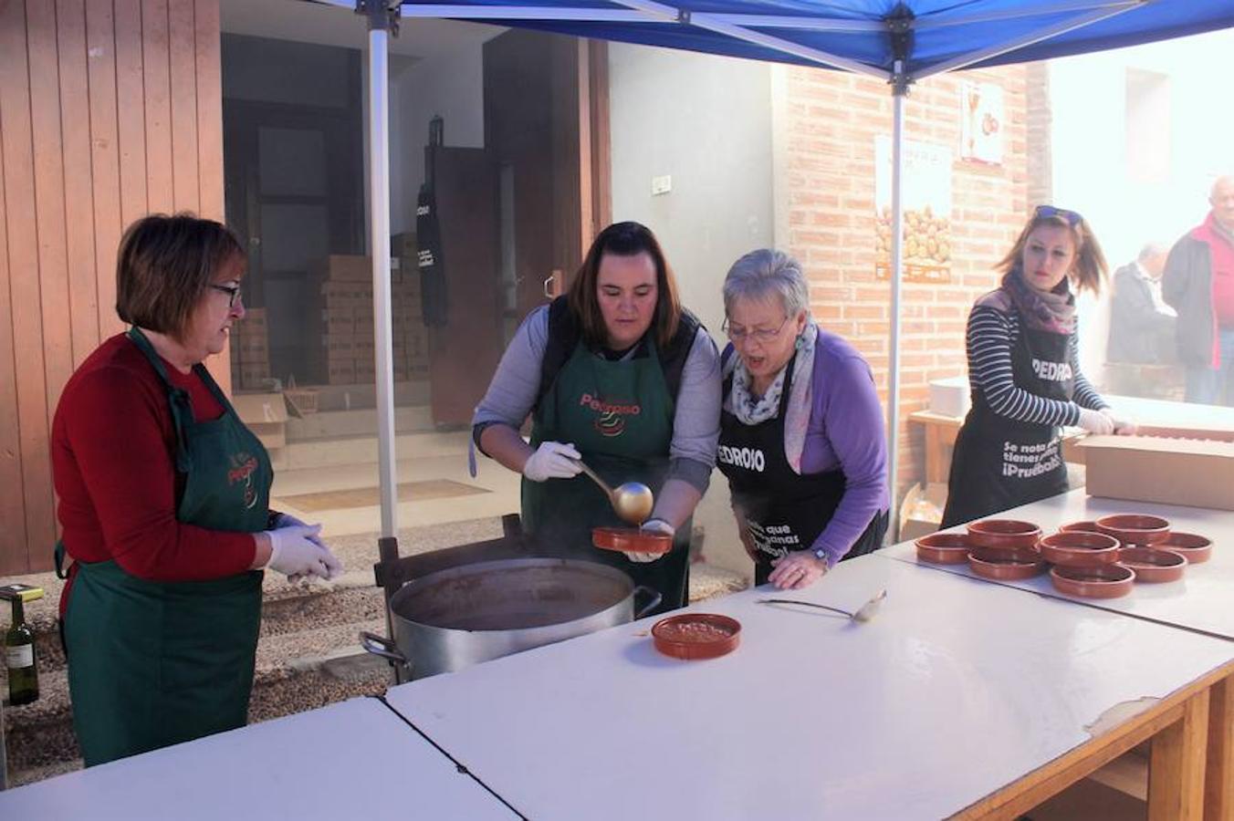 Pedroso revivió el domingo su afamada feria de la nuez, con exhibición del producto estrella que ha dado a la localida suna enorme reputación. El buen ambiente, las actividades y el numeroso público asistente dieron a la bonita localidad un colorido especial en un día muy señalado