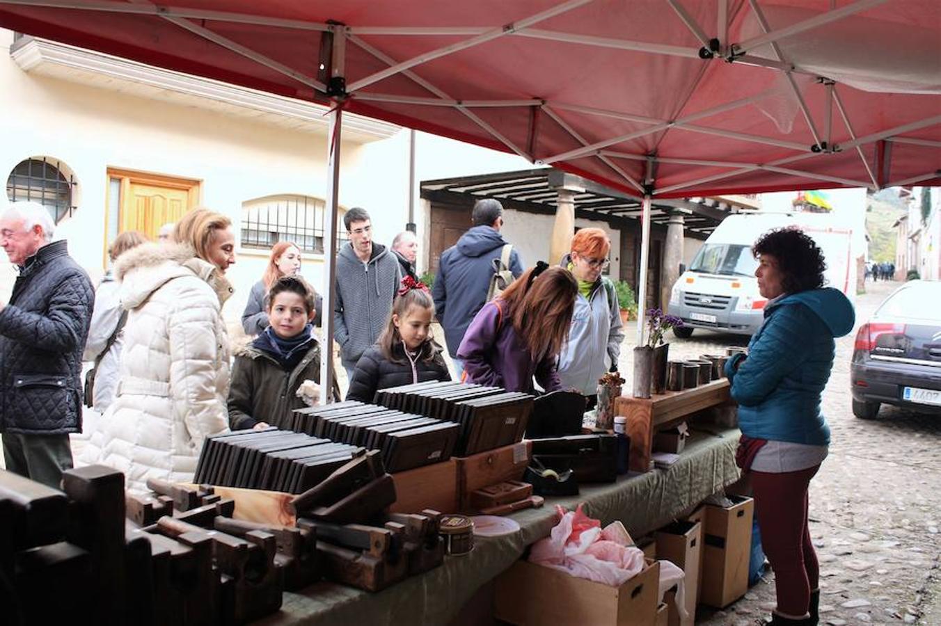 Pedroso revivió el domingo su afamada feria de la nuez, con exhibición del producto estrella que ha dado a la localida suna enorme reputación. El buen ambiente, las actividades y el numeroso público asistente dieron a la bonita localidad un colorido especial en un día muy señalado