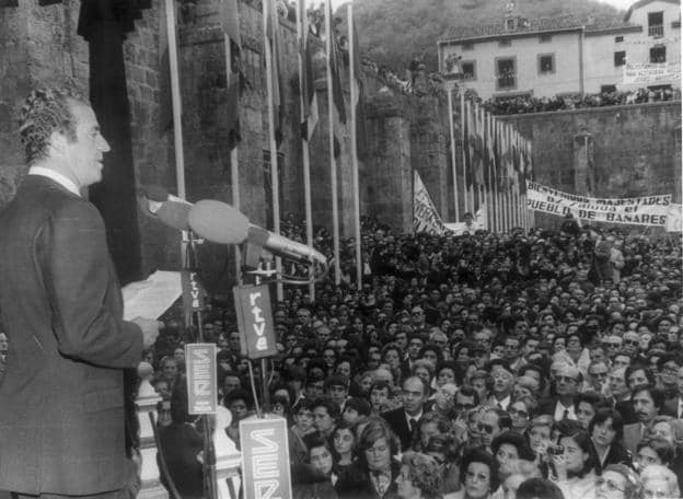 Centenares de riojanos escuchan al rey Juan Carlos en el acto del Milenario de la Lengua el 14 de noviembre de 1977. :: herce