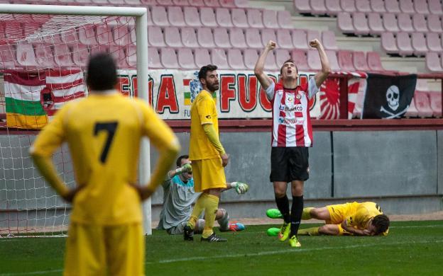 Imanol, jugador de la SD Logroñés, le dedica el gol a su abuela, recientemente fallecida. ::