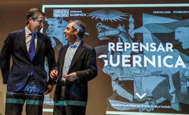 Rafael Fernández, de Telefónica, y el director del Museo Reina Sofía, Manuel Borja-Villel, ante la página de inicio de 'Repensar Guernica'. 