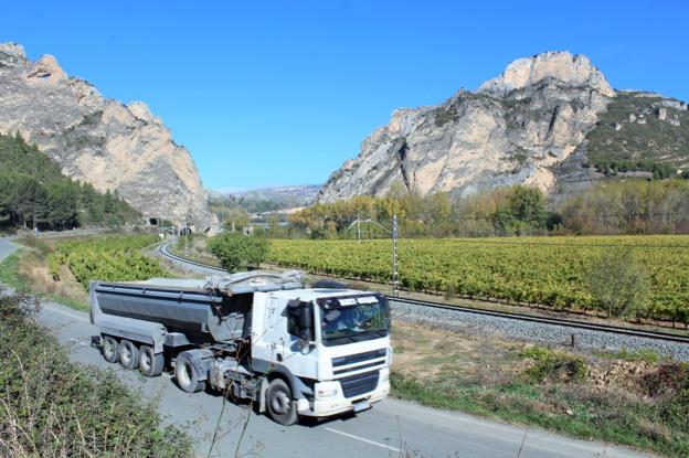 Paso del ferrocarril convencional por los túneles abiertos en los Riscos de Bilibio. :: 