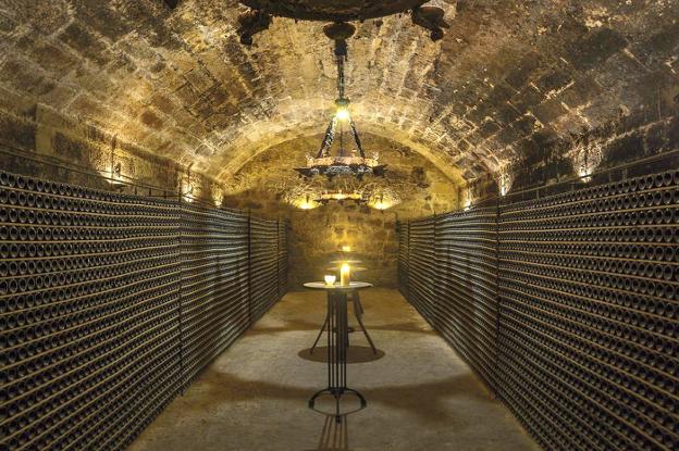 Una de las impresionantes salas con botellero de los calados de la bodega de Ollauri. :: L. R.