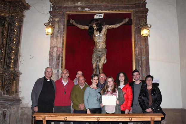 La cofradía, el párroco y los de Bambalina, junto al Cristo. :: 