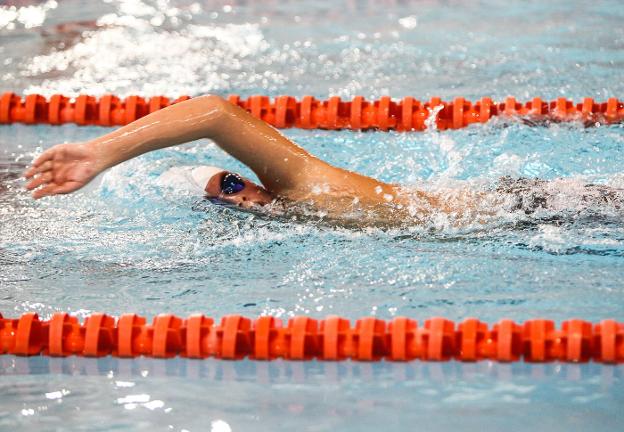 Un nadador cubre una de las pruebas de estilo libre, durante la jornada inaugural del año deportivo. :: L. R.
