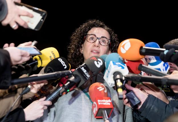Marta Rovira atiende a los medios el pasado martes tras reunirse en Bruselas con Carles Puigdemont. :: Thierry Monasse / efe