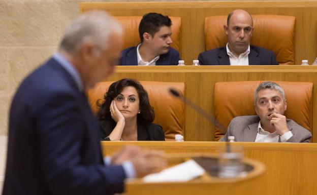 Andreu escucha a Ceniceros en una intervención anterior. 