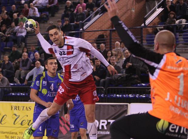 Ángel Fernández apunta antes de marcar uno de sus goles ante el Teucro. :: Fernando Díaz