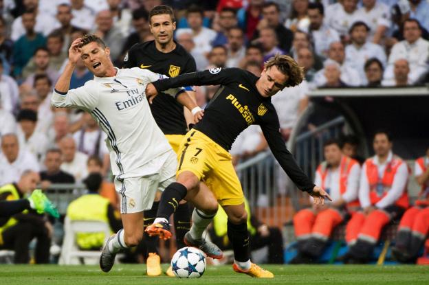Ronaldo y Griezmann pugnan por un balón en la semifinal de la Champions League. :: afp