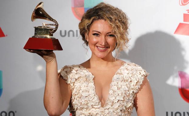 Erika Ender posa con su Grammy. 