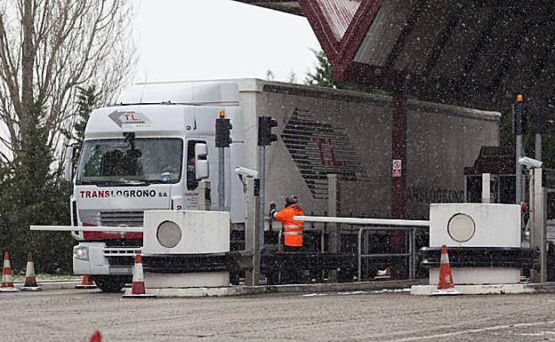 Un tráiler usa la autopista AP-68. 