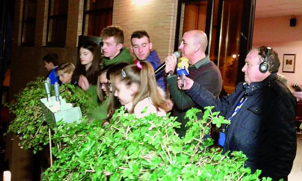 El alcalde, Óscar León, dando la bienvenida a los festejos pradejoneros. :: 