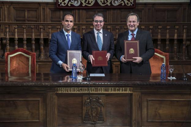 Los rectores firmantes, entre ellos el de la UNIR, José María Vázquez (a la derecha). :: UNIR