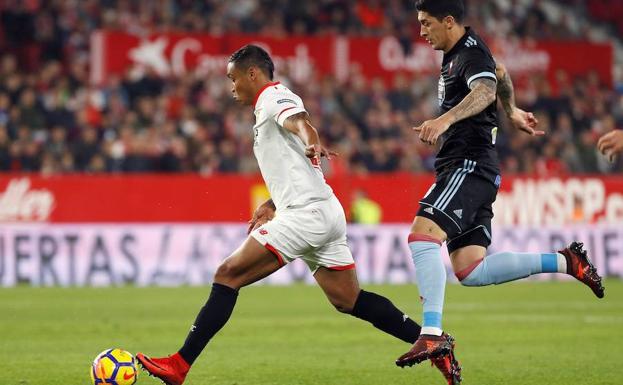 El delantero colombiano Luis Muriel, disputando un balón con el 'Tucu' Hernández.