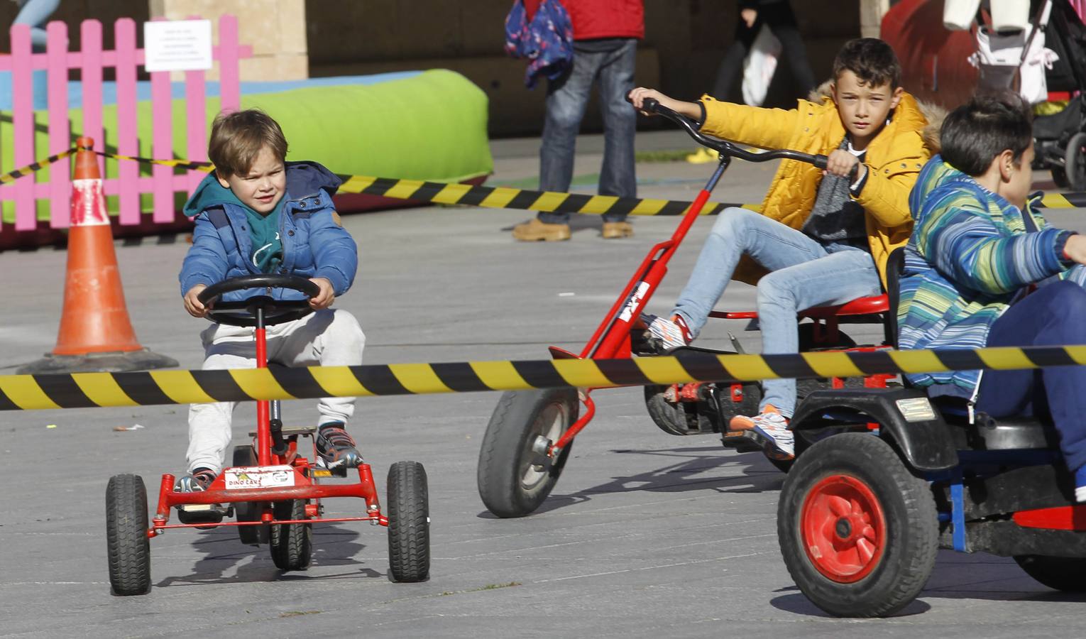 Los niños se divirtieron de lo lindo con los hinchables, tragantúa y talleres en el Día Internacional de la Infancia.