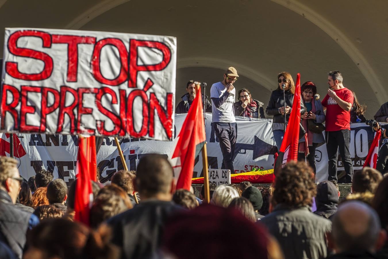 Centenares de personas participaron en la manifestación en apoyo de los encausados por los sucesos del 14-N. Los manifestantes pidieron su libertad y la dimisión de Alberto Bretón.