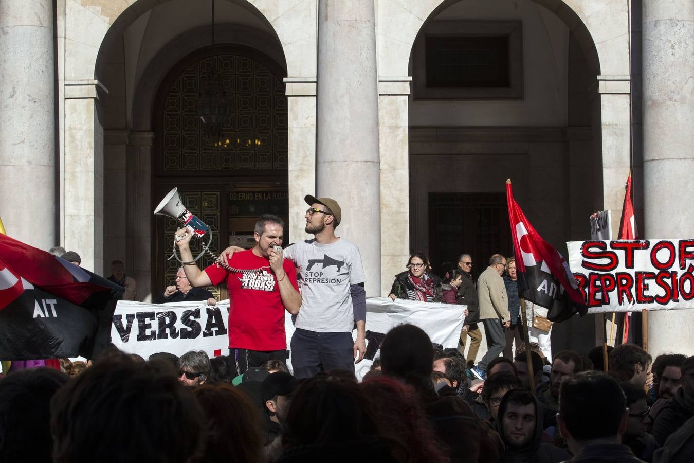 Centenares de personas participaron en la manifestación en apoyo de los encausados por los sucesos del 14-N. Los manifestantes pidieron su libertad y la dimisión de Alberto Bretón.