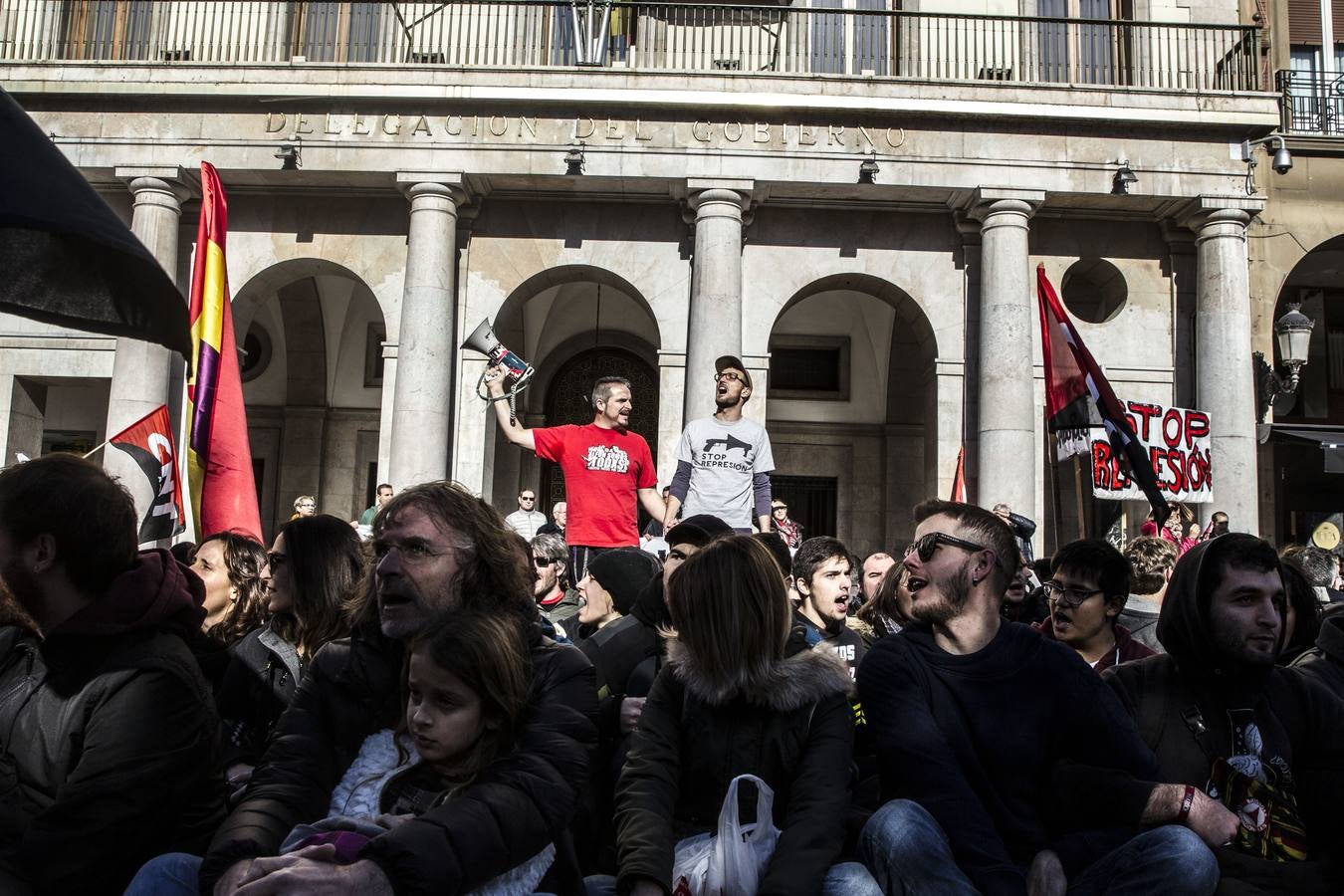 Centenares de personas participaron en la manifestación en apoyo de los encausados por los sucesos del 14-N. Los manifestantes pidieron su libertad y la dimisión de Alberto Bretón.