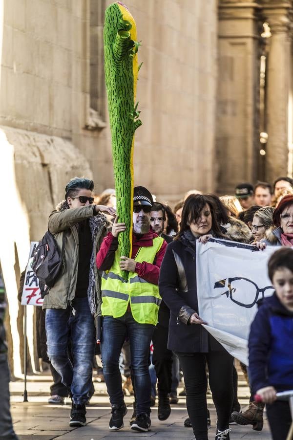 Centenares de personas participaron en la manifestación en apoyo de los encausados por los sucesos del 14-N. Los manifestantes pidieron su libertad y la dimisión de Alberto Bretón.