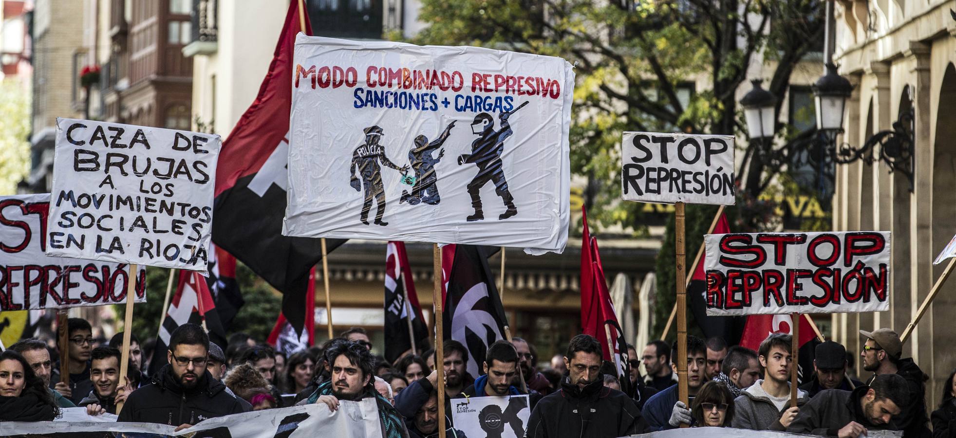 Centenares de personas participaron en la manifestación en apoyo de los encausados por los sucesos del 14-N. Los manifestantes pidieron su libertad y la dimisión de Alberto Bretón.