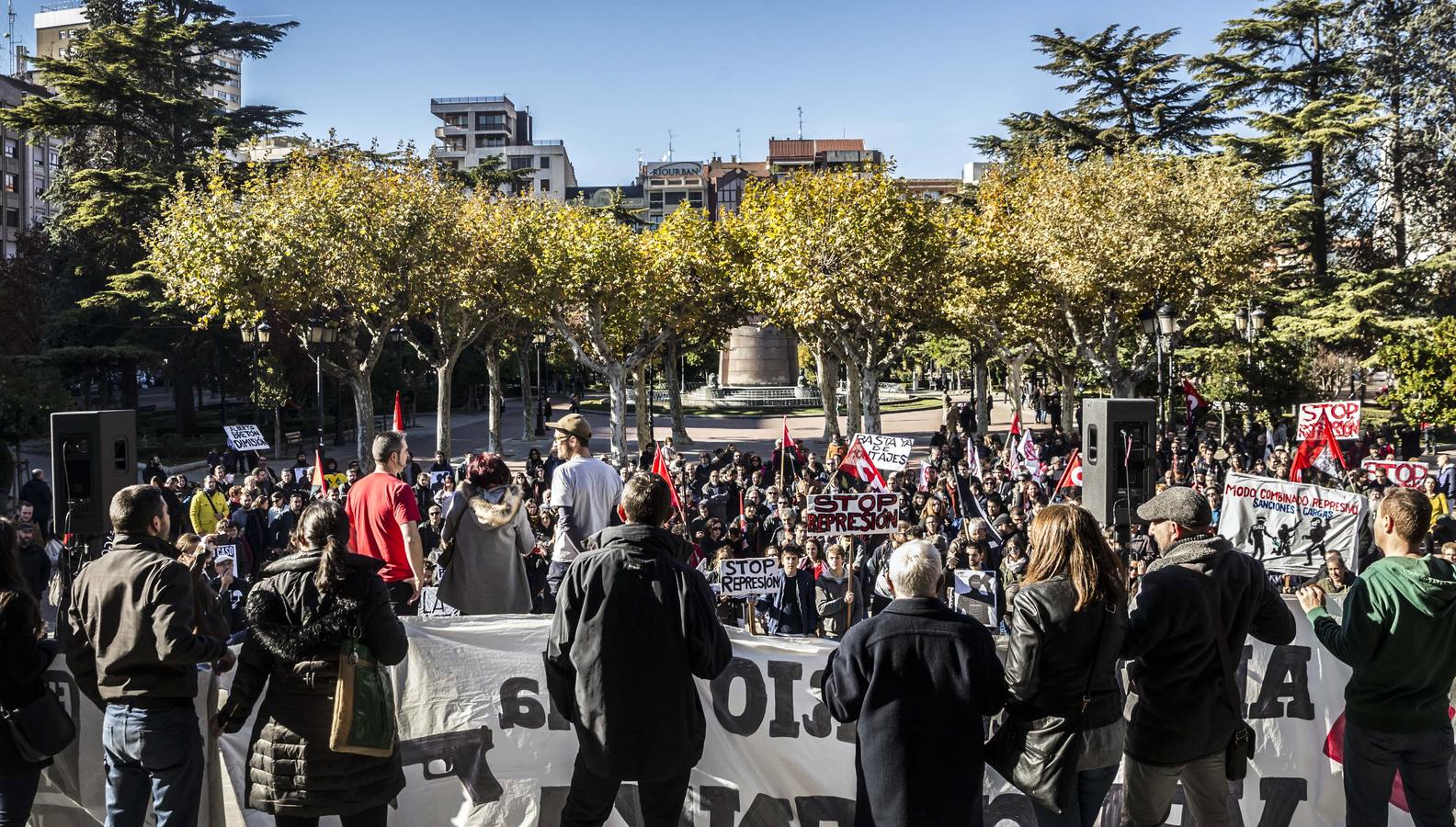 Centenares de personas participaron en la manifestación en apoyo de los encausados por los sucesos del 14-N. Los manifestantes pidieron su libertad y la dimisión de Alberto Bretón.