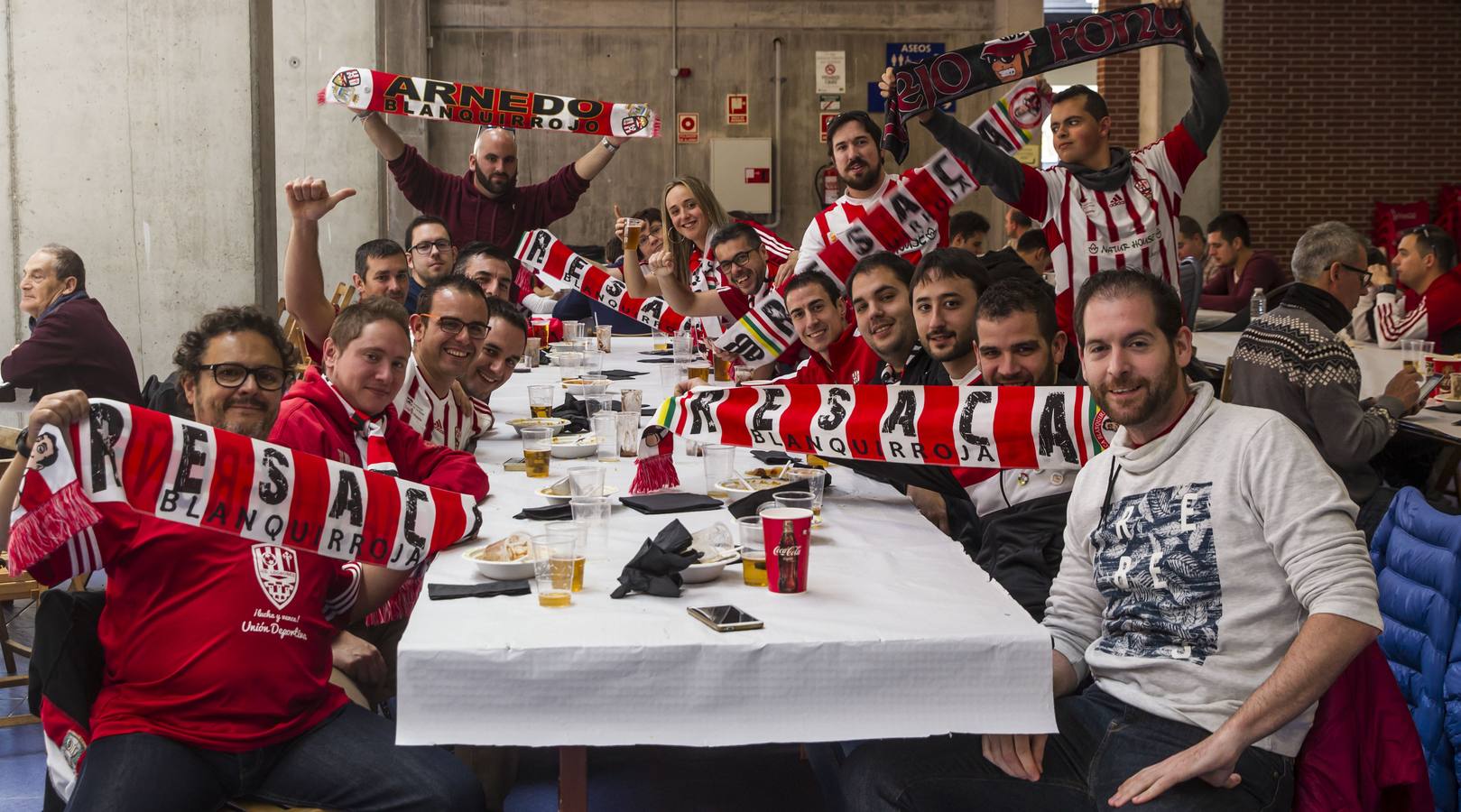 Los aficionados de la UD Logroñés y el CD Mirandés disfrutaron de una comida de hermandad antes de comenzar el encuentro.