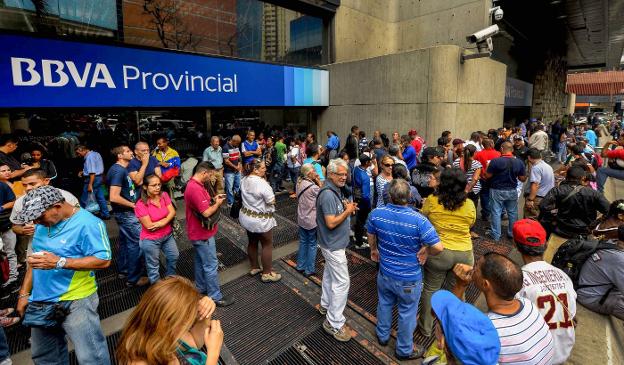 Ciudadanos venezolanos
esperando a retirar
dinero en una sucursal
de BBVA en Caracas el
año pasado. :: afp
