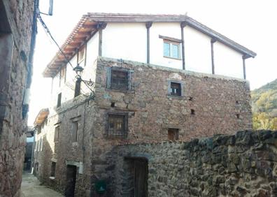 Imagen secundaria 1 - Fotografía de Manuel Agustín Heredia. Casa natal, que alojó la escuela, en Rabanera. 