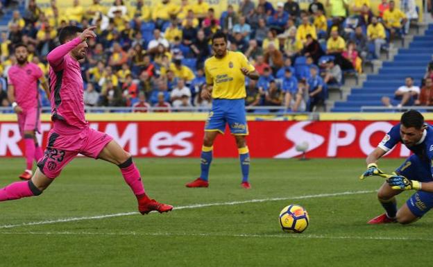 Raúl Lizoaín, deteniendo un balón ante Jason.