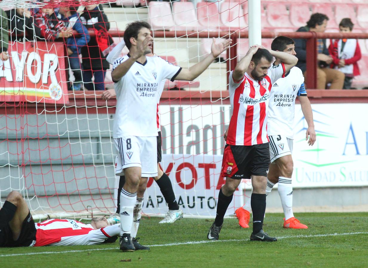 Imagénes del encuentro disputado en Las Gaunas entre la UD Logroñés y el CD Mirandés, que ha concluido con derrota para el equipo local.