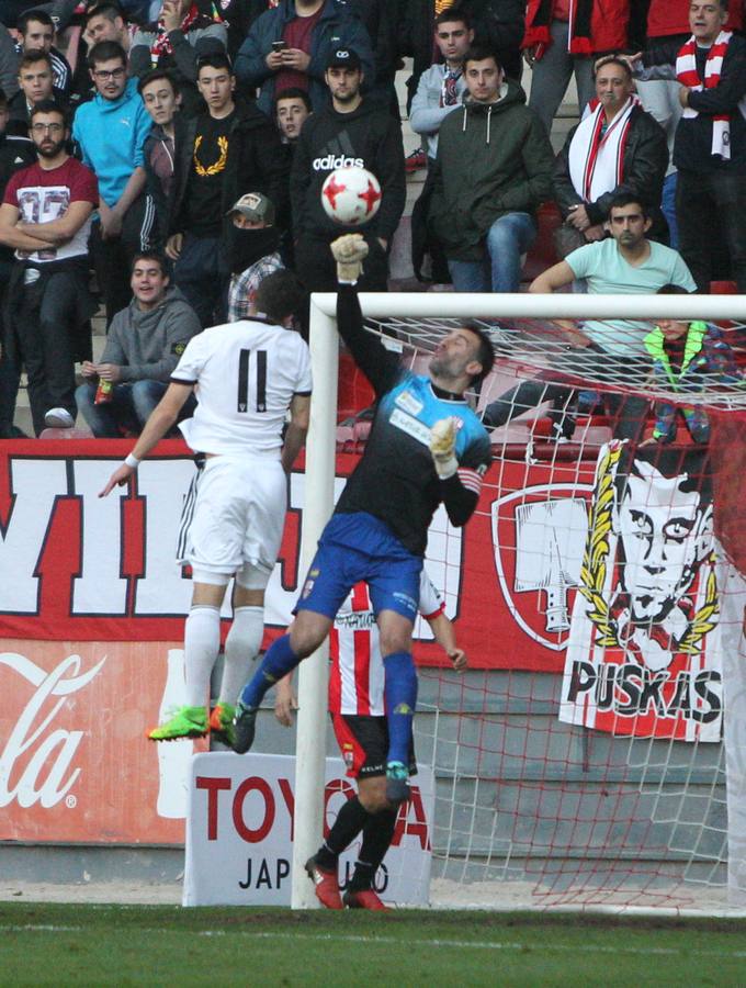 Imagénes del encuentro disputado en Las Gaunas entre la UD Logroñés y el CD Mirandés, que ha concluido con derrota para el equipo local.